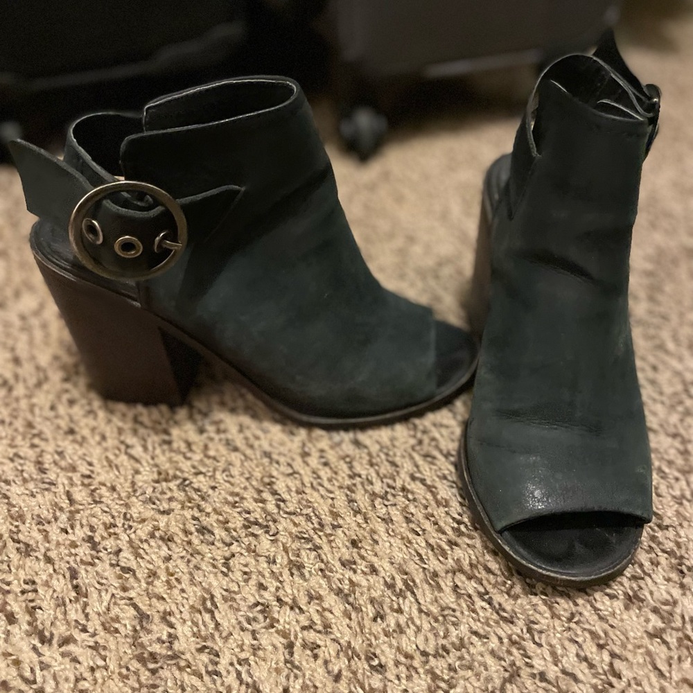Steve Madden leather block heel open toe bootie/heel